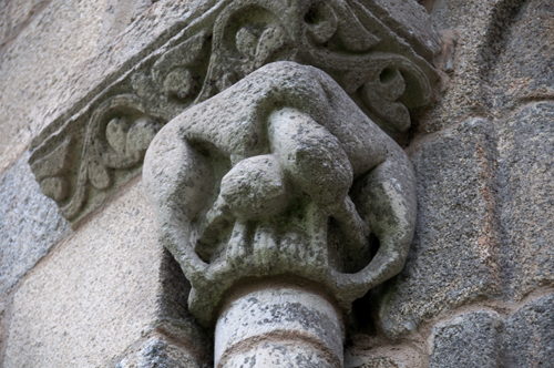 Capiteles de la ventana nordeste de la iglesia de Ferreira do Panton